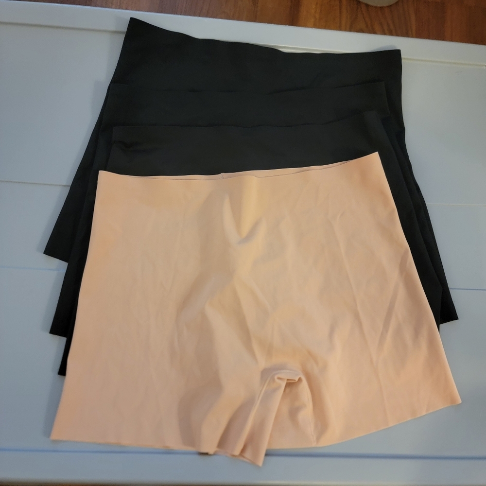 Seamless Black and Nude Shorts Set Of 4